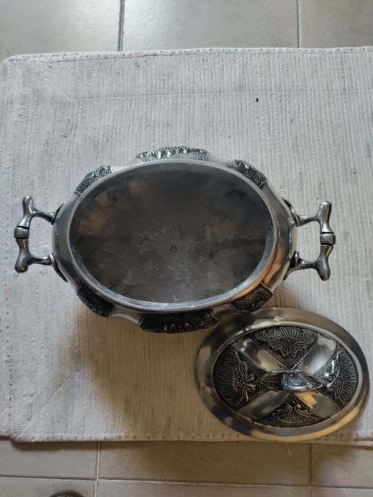 Terrina em estranho com prato