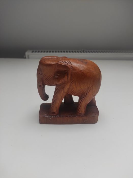 Stara drewniana figurka słonia
