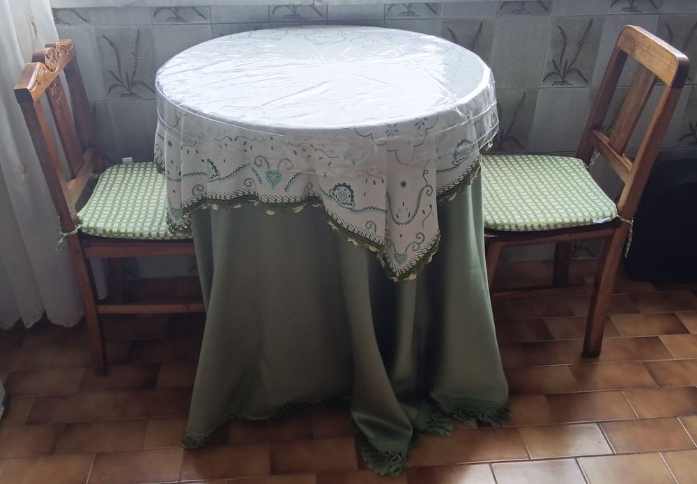 Mesa com duas cadeiras