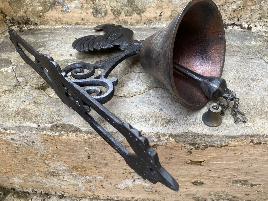 Sino ferro com figura de galo para fixacao parede