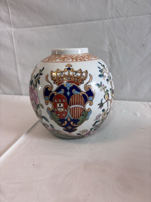 Marca Qianlong  Pote em porcelana chinesa do Século XIX, com as armas reais de Dom João V e Dona Mariana de Áustria