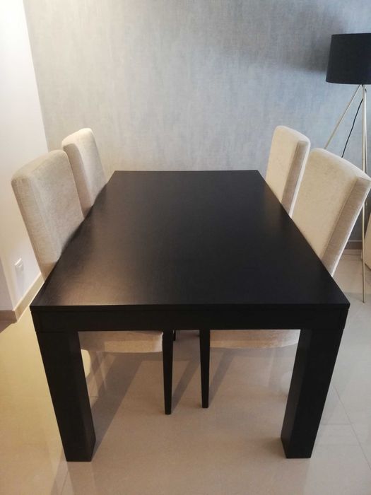 Mesa extensível, de cor preta em carvalho