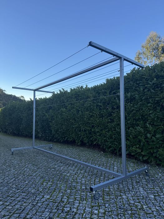 Estendal metálico com rodas