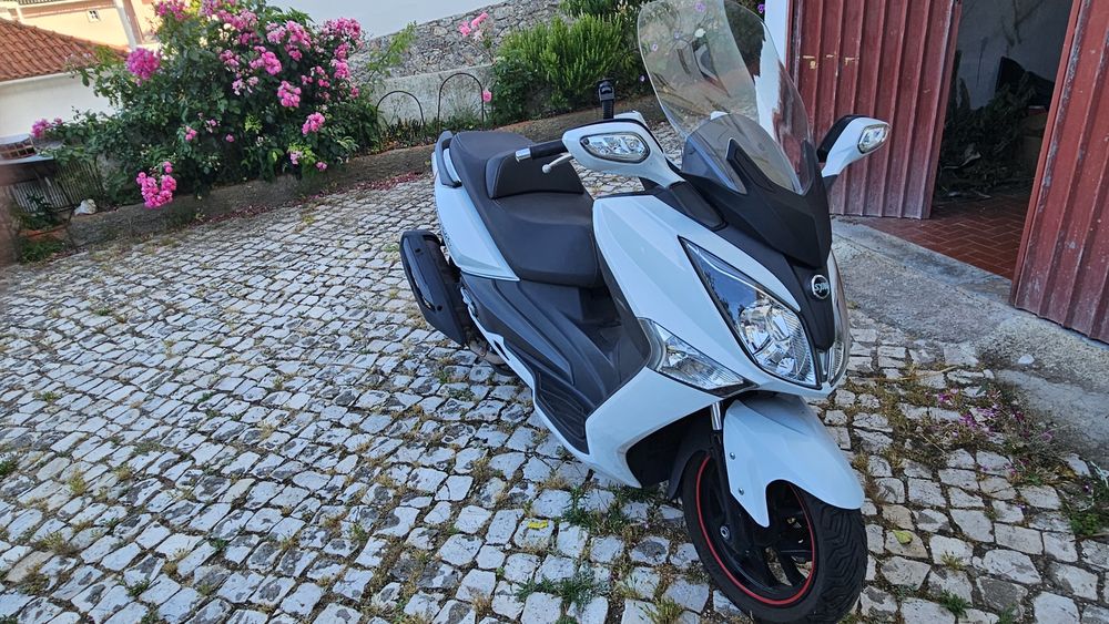 Sym 300i joymax abs  pode trazer mecânico exelente estado