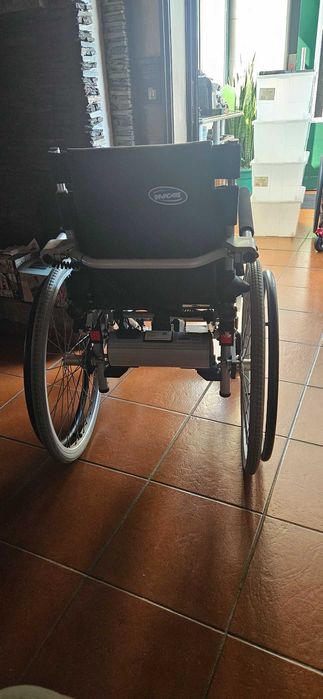 cadeira de rodas com elevação em estado novo