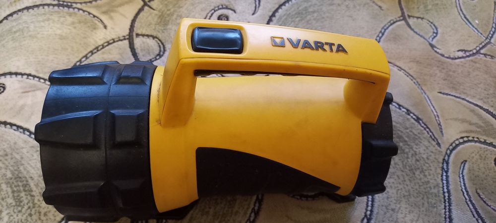 Оригинальный водонипроницаемый фонарь Varta.