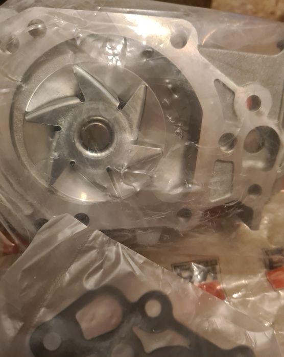 Bomba de águas nova na caixa