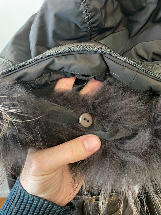Casaco preto com gola de raposa