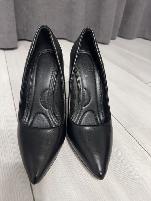 Продам чорні туфлі 37 розміру