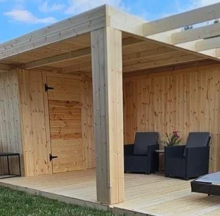 Domek ogrodowy z altaną i pergolami