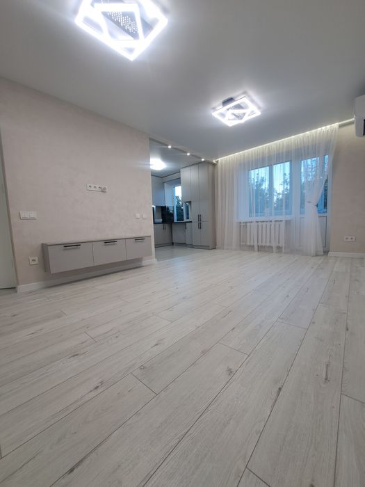 Продам 2 км Поверх 3/5 ,базар