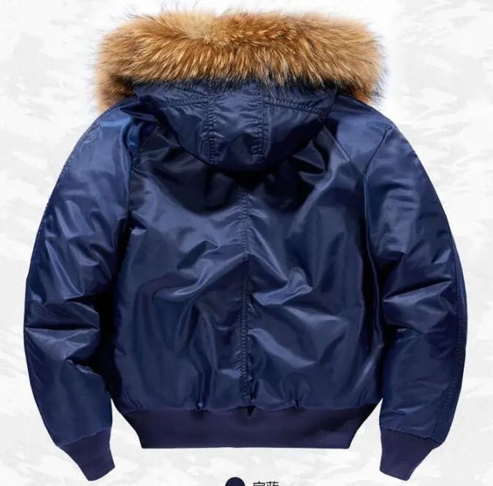 Куртка Аляска с капюшоном и натуральным мехом на капюшоне.