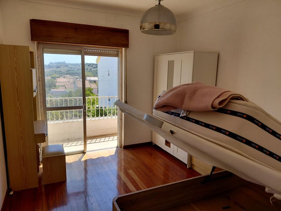 Quarto  com Varanda na Raposeira-Mem Martins