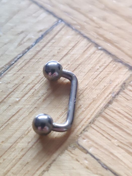 kolczyk surface powierzchniowy piercing