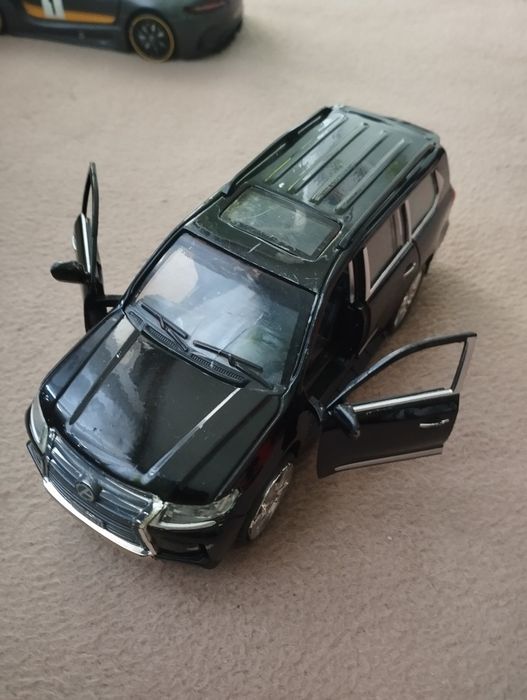 4 samochody modele 1:24