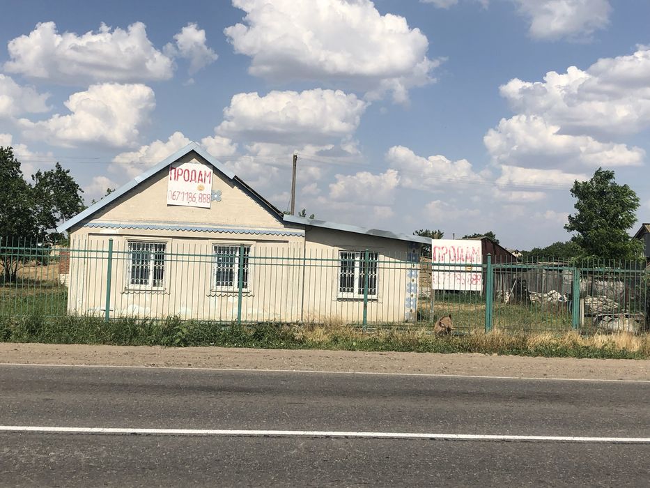 Будинок по трасі у с. Посад-Покровське