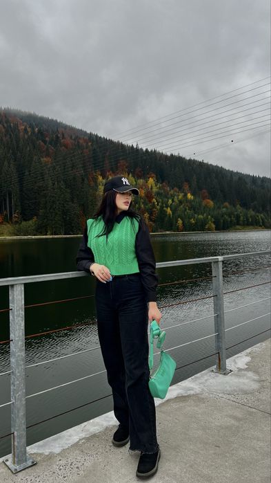 Яскраво зелена вʼязана жилетка