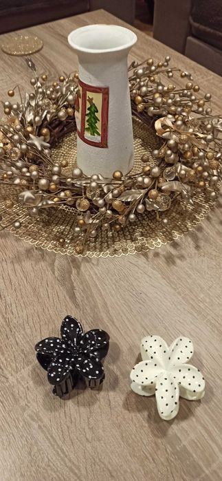Dwie spinki w groszki