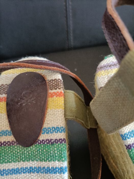 Sandálias Benetton novas