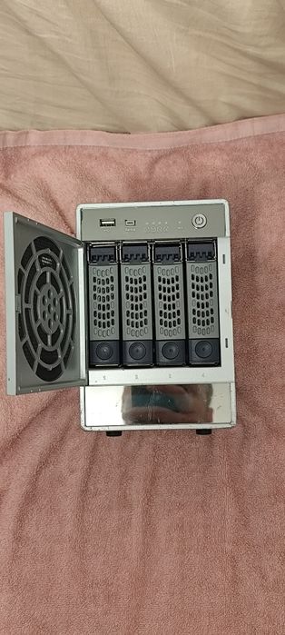 Serwer NAS NETGEAR ReadyNAS NV+ RND4250;  4 zatoki; Śrubki + Kabel; Sprawny 100%