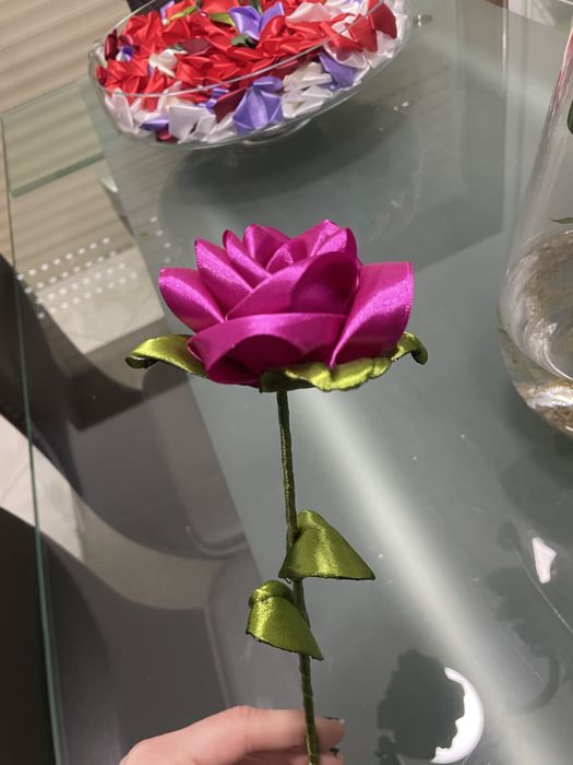 flores feitas com fitas de cetim