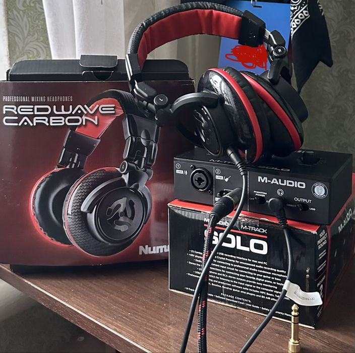 Звукова карта M-AUDIO M-Track solo і студійні навушники.