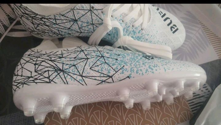 Chuteira de futebol
(Número de telefone falso para evitar burlas)