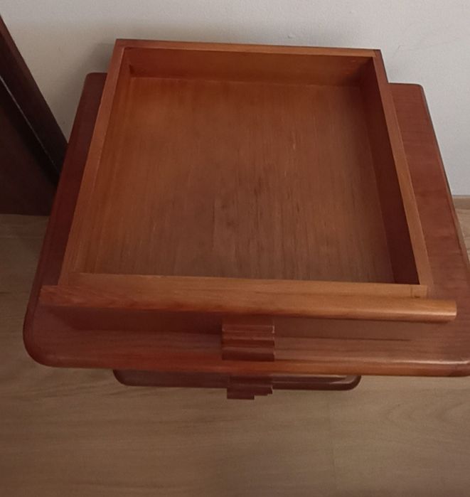 Duas mesas de cabeceira em madeira de carvalho. Valor unitário  70€