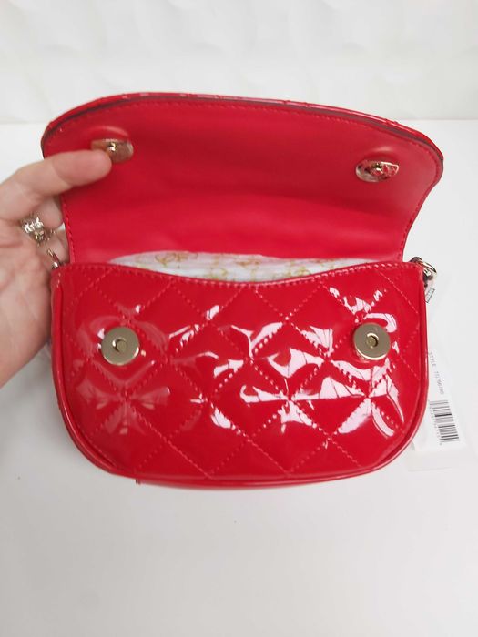 Czerwona torebka lakier GUESS nerka pasek monogram saszetkaT476