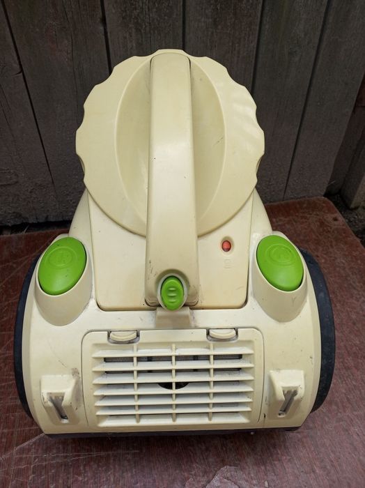 Пилесос зеленого кольору