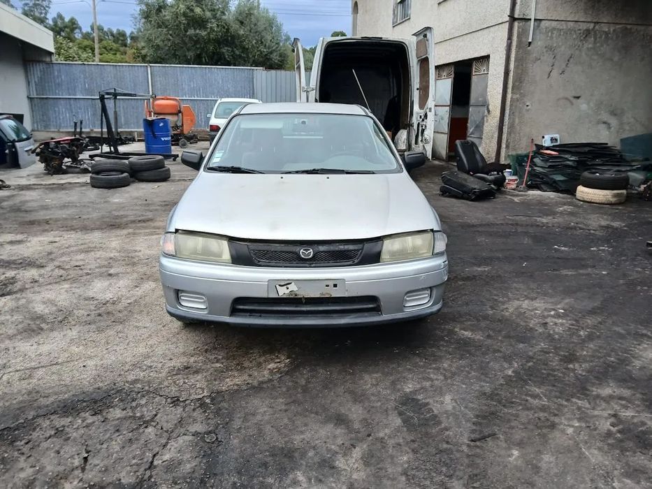 Mazda 323 de 2000 para peças