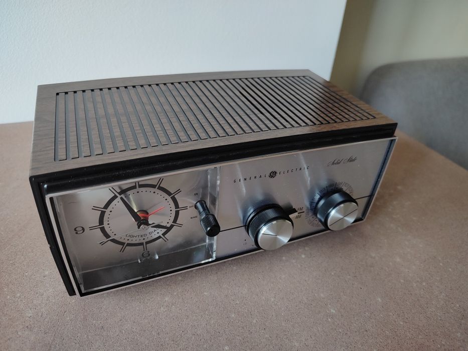 Радіоприймач ретро вінтажний GE Clock Radio Model C4505D 1975 рік