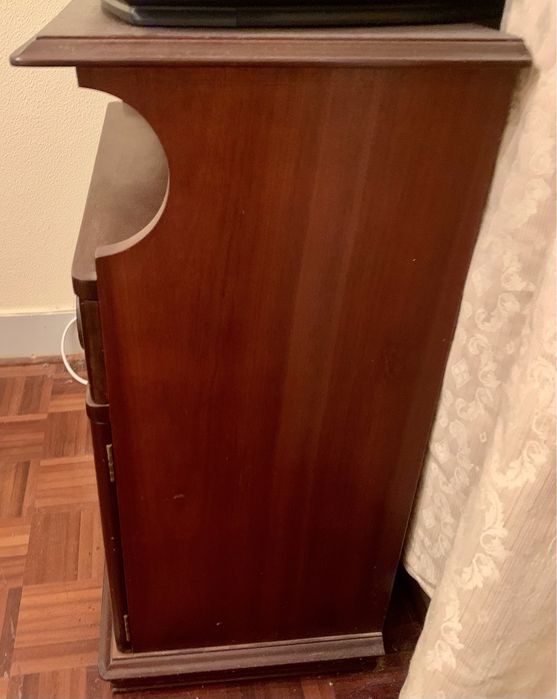 Móvel TV com portas em madeira