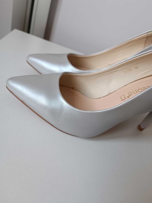 Buty na obcasie srebrne