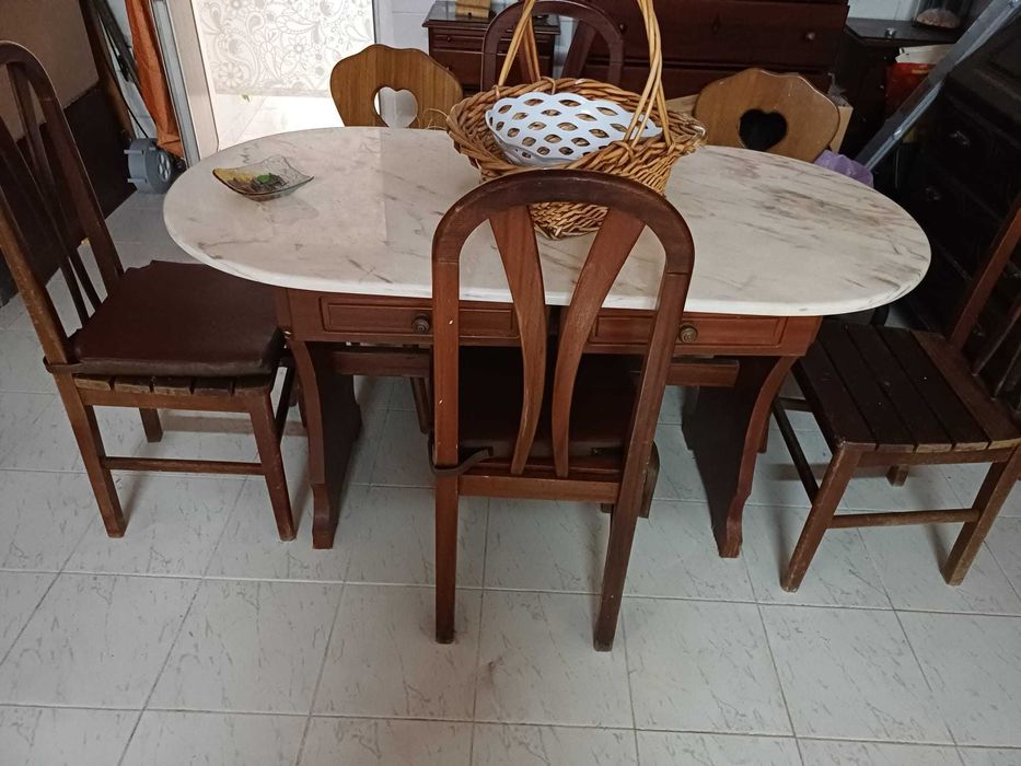 Mesa de cozinha + 4 cadeiras e mais cadeira de cabeleireiro