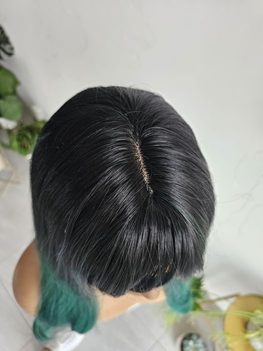 Długa peruka z grzywką czarna zielona andrzejki przebranie 65 cm