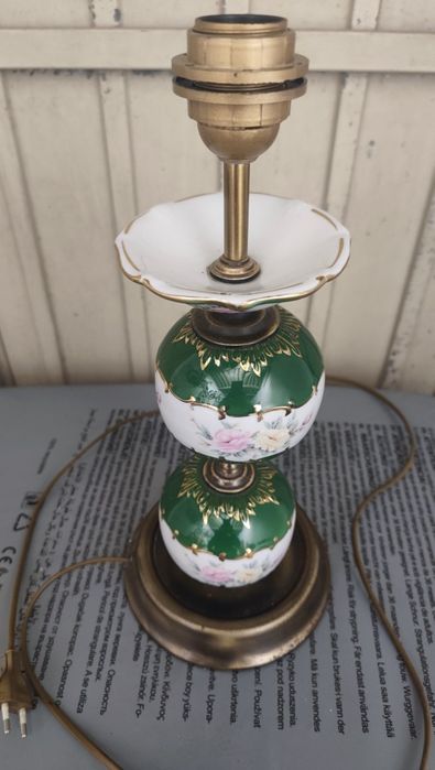 Candeeiro decorativo com base em metal e corpo em cerâmica pintada