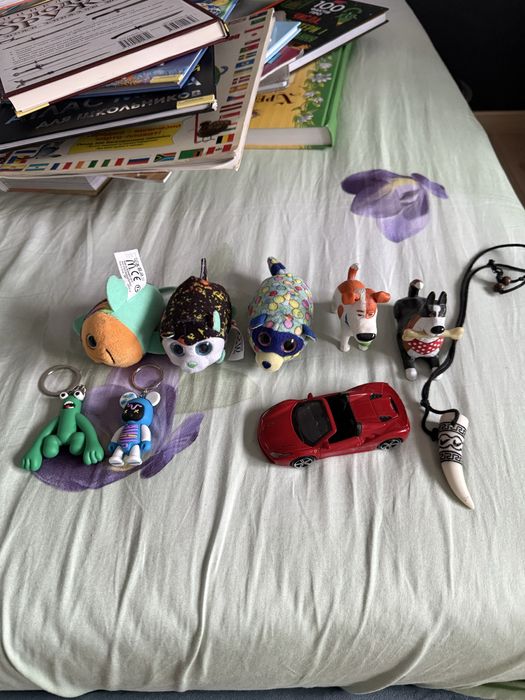 Дитячі іграшки та брелоки