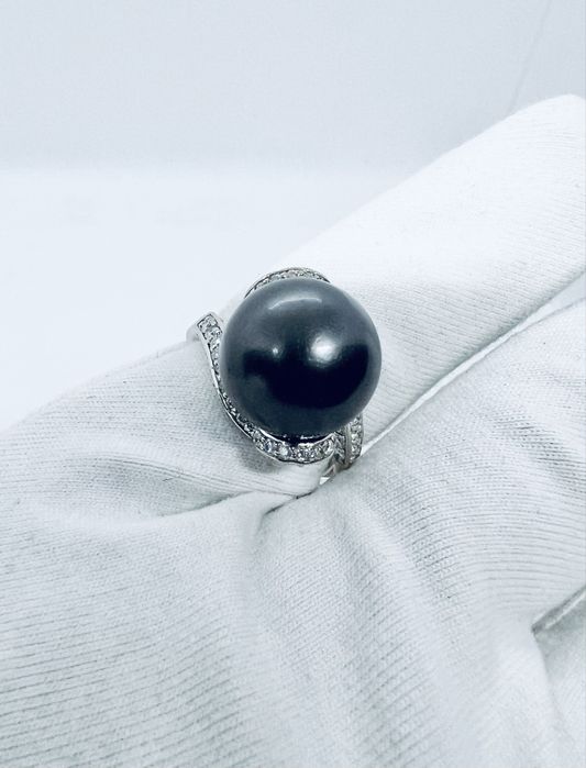 Золота каблучка з натуральними діамантами та чорною перлиною.