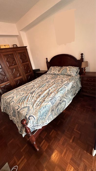 Quarto completo cama/colchao/ roupeiro/ mesas cabeceiras/ comoda