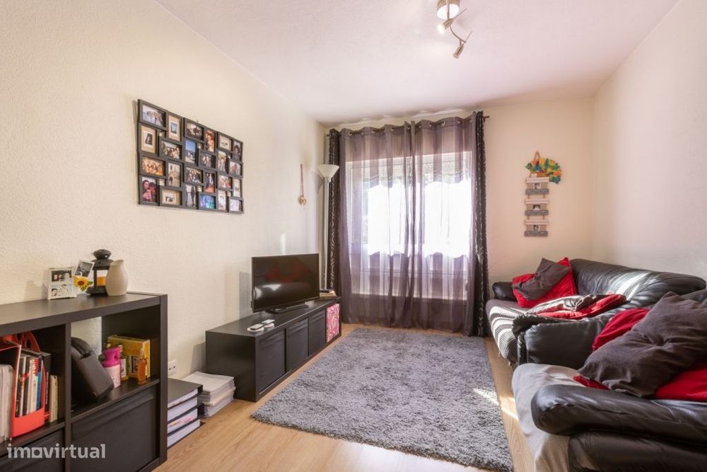 Apartamento T1 com cozinha separada e luz natural