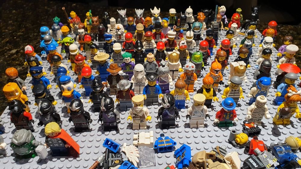 116 oryginalnych figurek lego + akcesoria.