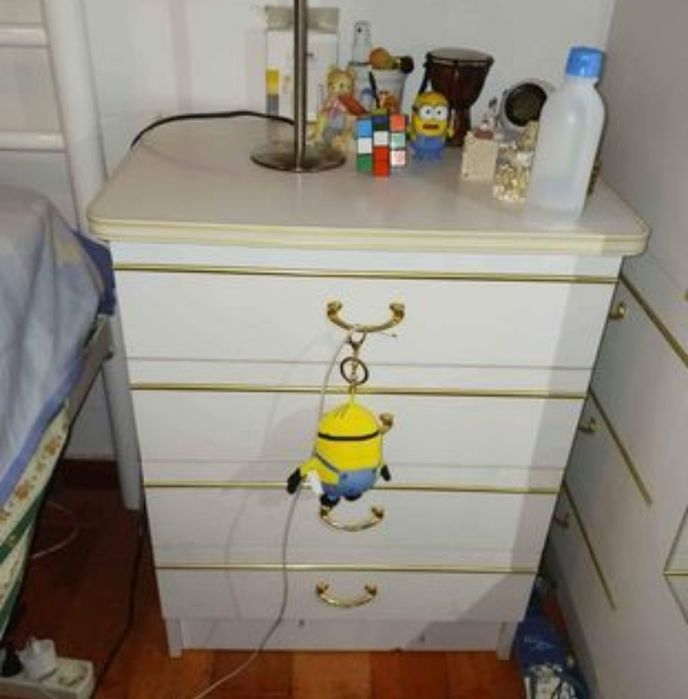 Duas mesas cabeceira brancas