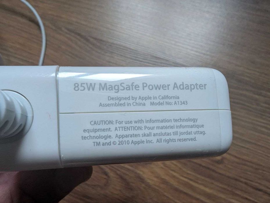 Apple 85W MagSafe power adapter
