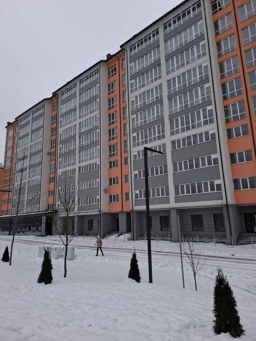 Продаю панорамну 4кімнатну квартиру на березі річки.Газифікована.110м2