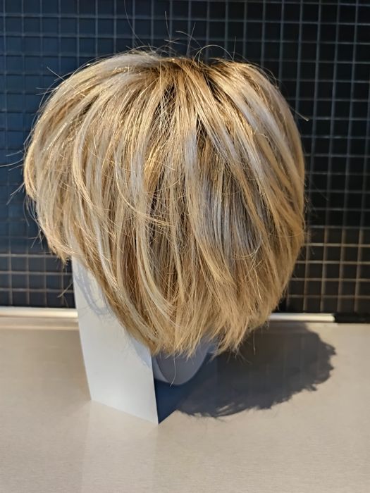 Krótka blond peruka