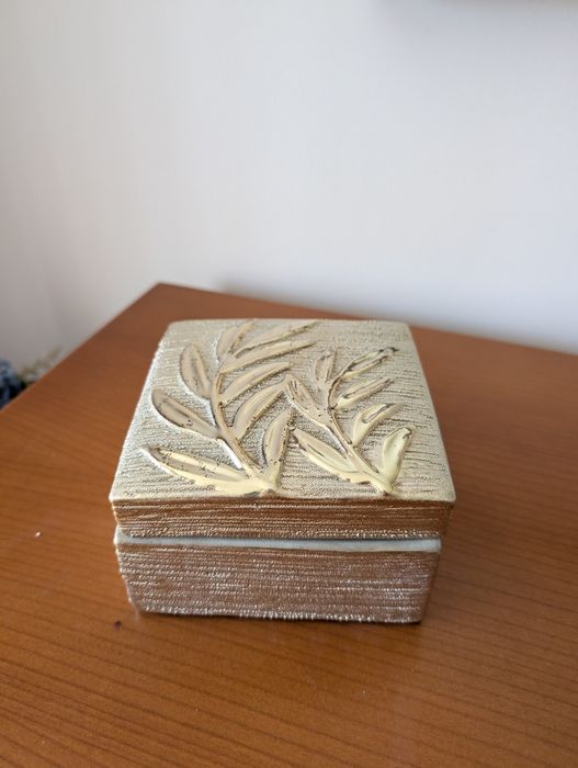 Guarda jóias dourado