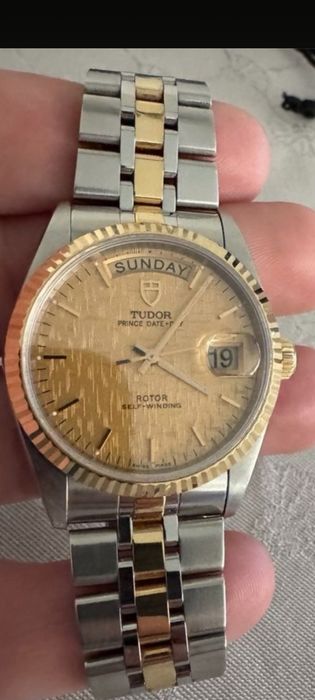 Tudor Prince Date Day  36 mm   Linen Dial ze stajni Rolex  Stal Złoto

Zustand wie auf den Bildern sehr sehr gut, da nur