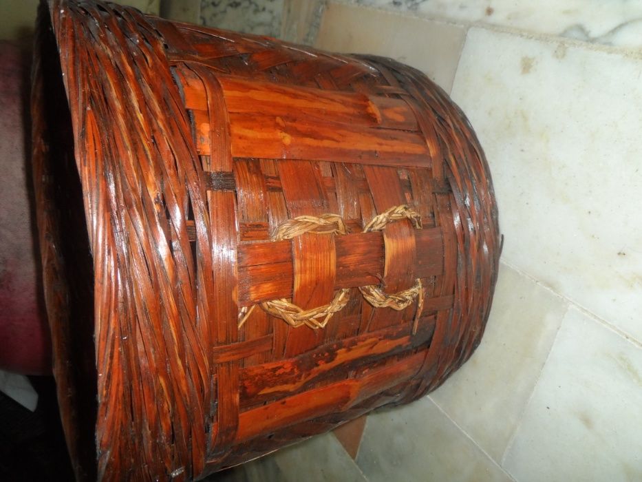 Conjunto de tres cestos, vasos em palhinha , vime