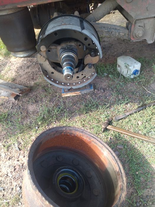 Бортовий зерновоз на повному ходу